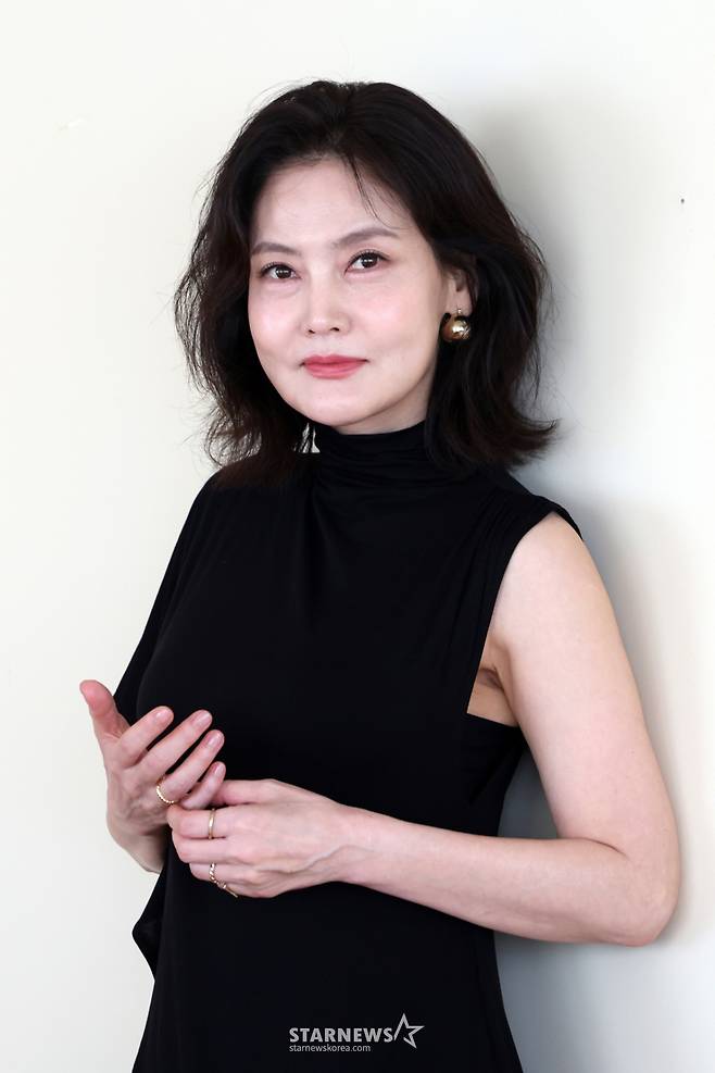 [서울=뉴시스] 박진희 기자 = 뮤지컬 '렘피카' 주연 배우 김선영(타마라 드 렘피카 역)이 16일 서울 종로구 한 카페에서 인터뷰 하고 있다. 2026.04.16. pak7130@newsis.com /사진=박진희
