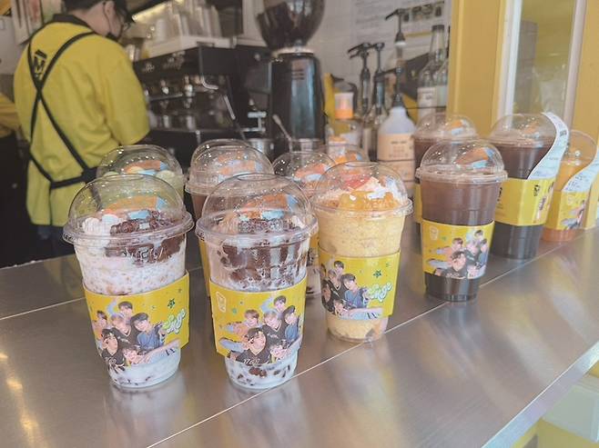 한 사람이 하나씩 즐기는 컵빙수가 빙수 시장의 새로운 축으로 떠올랐다.[사진｜메가MGC커피 제공]