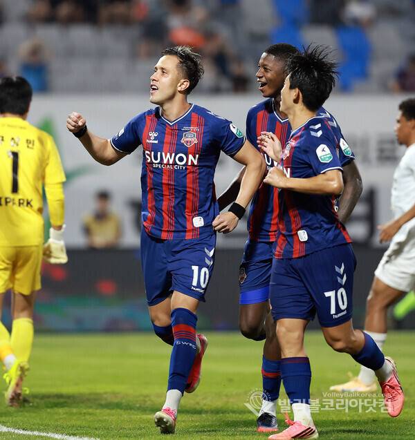 수원FC 프리조 역전골 환호, 부산아이파크에 2-1 승리.2026.8.30.(사진=김경수 기자/ 발리볼코리아닷컴)