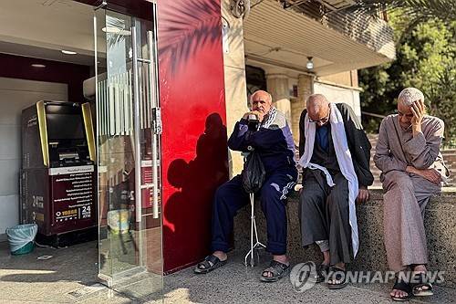 카이로의 방크미스르 은행 지점 앞의 노인들. 기사 내용과 직접 관련 없음.  [EPA=연합뉴스. 재판매 및 DB 금지]