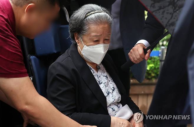 '정교유착' 한학자 통일교 총재, 1심서 징역 2년 (서울=연합뉴스) 서대연 기자 = 윤석열 정부와의 '정교유착' 혐의로 기소된 한학자 통일교 총재가 31일 서울 서초구 서울중앙지방법원에서 열린 1심 선고 공판에서 징역 2년을 선고받은 뒤 청사를 떠나고 있다. 
    법원은 이날 한 총재의 선고공판에서 정치자금법 위반 혐의에 징역 1년, 청탁금지법 위반 혐의에 징역 1년을 각각 선고했다. 2026.8.31 [공동취재] dwise@yna.co.kr