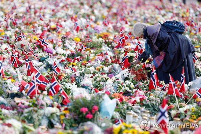 서거한 하랄 5세를 위한 꽃이 가득 쌓인 오슬로 왕궁 앞 광장 [AFP 연합뉴스 자료사진. 재판매 및 DB 금지]