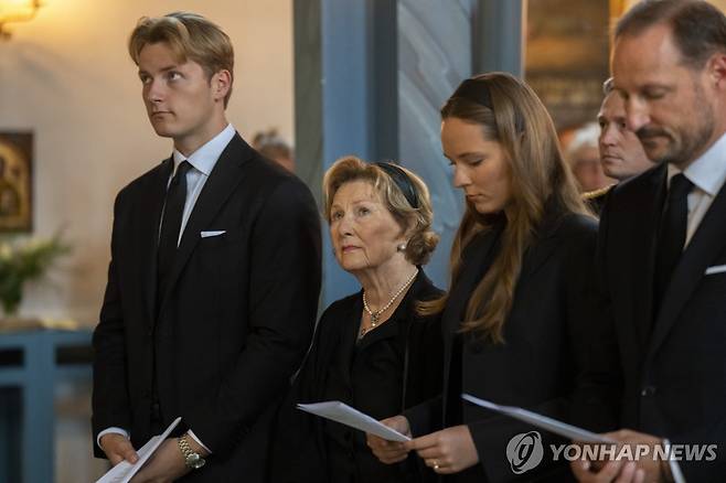 30일 노르웨이 아스케르 교회에서 열린 하랄 5세 추도 예배에 참석한 노르웨이 새 국왕 호콘 8세, 잉그리드 알렉산드라 왕세녀, 소냐 왕비, 스베레 마그누스 왕자(오른쪽부터). [EPA 연합뉴스 자료사진. 재판매 및 DB 금지]