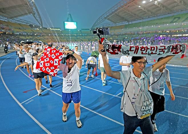 지난달 21일 오후 대구 수성구 대구스타디움에서 열린 2026대구세계마스터즈육상경기대회 개회식에서 한국 선수단이 입장하고 있다. 영남일보 DB