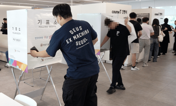 잠정합의안 투표하는 현대차 조합원들. [출처=연합]