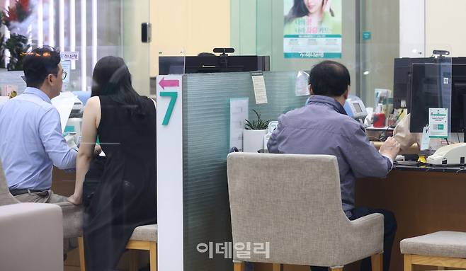 [이데일리 이영훈 기자] 기준금리가 2.75%에서 3.00%로 0.25%포인트 인상한 가운데 31일 서울 한 시중은행에서 시민들이 상담을 받고 있다.
