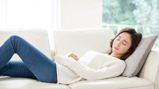 평일에 부족했던 수면 시간을 주말에 채우는 것 만으로도 '고혈압' 위험성이 낮아질 수 있다는 연구 결과가 발표되었다｜출처: 클립아트코리아