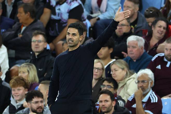 Arsenal's Spanish manager Mikel Arteta gestures on the touchline during the English Premier League football match between Aston Villa and Arsenal at Villa Park in Birmingham, central England on August 31, 2026. (Photo by Darren Staples / AFP) / RESTRICTED TO EDITORIAL USE. No use with unauthorized audio, video, data, fixture lists, club/league logos or 'live' services. Online in-match use limited to 120 images. An additional 40 images may be used in extra time. No video emulation. Social media in-match use limited to 120 images. An additional 40 images may be used in extra time. No use in betting publications, games or single club/league/player publications. /<저작권자(c) 연합뉴스, 무단 전재-재배포, AI 학습 및 활용 금지>