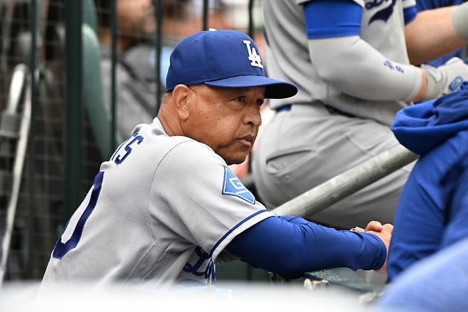Los Angeles Dodgers manager Dave Roberts watches the game during the fourth inning of a baseball game against the Detroit Tigers, Sunday, Aug. 30, 2026, in Detroit. (AP Photo/Jose Juarez)        <저작권자(c) 연합뉴스, 무단 전재-재배포, AI 학습 및 활용 금지>