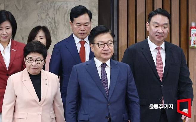 정점식 국민의힘 원내대표 등 원내지도부가 1일 서울 여의도 국회에서 열린 원내대책회의에 참석하고 있다. 2026.09.01 윤동주 기자