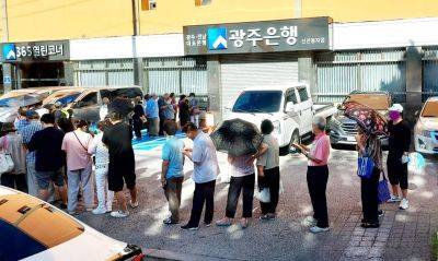 광주은행 신안동지점 입구에 길게 늘어선 시민들. 조준식 기자