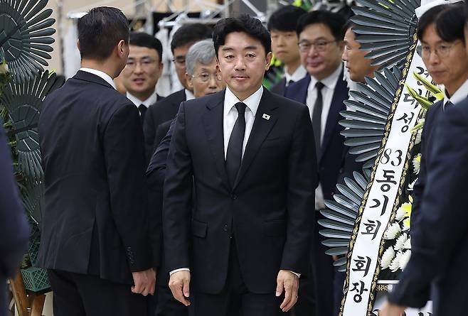 강훈식 대통령비서실장(가운데)이 31일 경북 포항시 한 병원 장례식장에 마련된 조희대 대법원장의 부친상 빈소를 찾아 조문을 마친 뒤 조 대법원장의 배웅을 받으며 떠나고 있다. [연합뉴스]