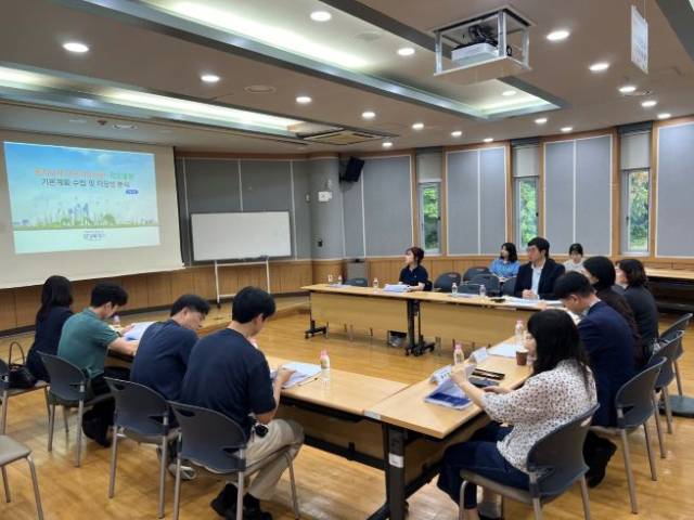 화성특례시가 지난 31일 둥지나래어린이도서관에서 리모델링 기본계획 수립 및 타당성 용역 최종보고회를 진행하고 있다. /사진제공=화성특례시