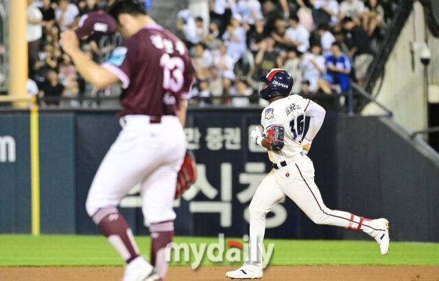 KBO리그 첫 홈런을 때린 뒤 그라운드를 도는 두산 세베리노