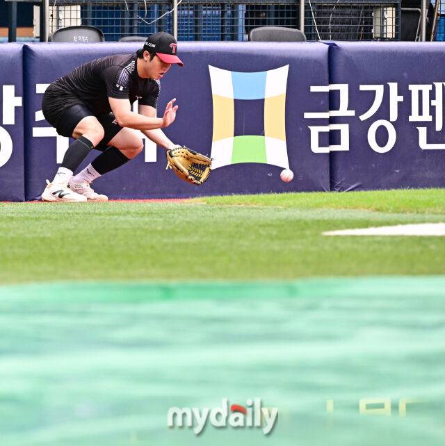 2026년 9월 1일 오후 서울 잠실구장에서 열린 '2026 신한 SOL KBO리그' LG 트윈스와 두산 베어스의 경기. 오후 4시 이후 비가 잦아들자 LG 손용준이 그라운드로 나와 훈련을 시작하고 있다./잠실=유진형 기자 zolong@mydaily.co.kr