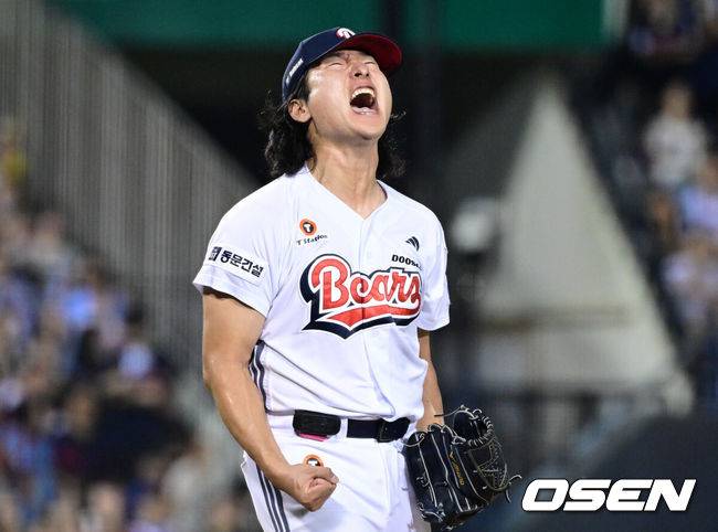 [OSEN=잠실, 조은정 기자]23일 서울 잠실야구장에서 2026 신한 SOL KBO리그 두산 베어스와 롯데 자이언츠의 경기가 열렸다.두산은 곽빈, 롯데는 박세웅이 선발로 나섰다.7회초 무실점으로 이닝을 마친 두산 곽빈이 포효하고 있다. 2026.08.23 /cej@osen.co.kr