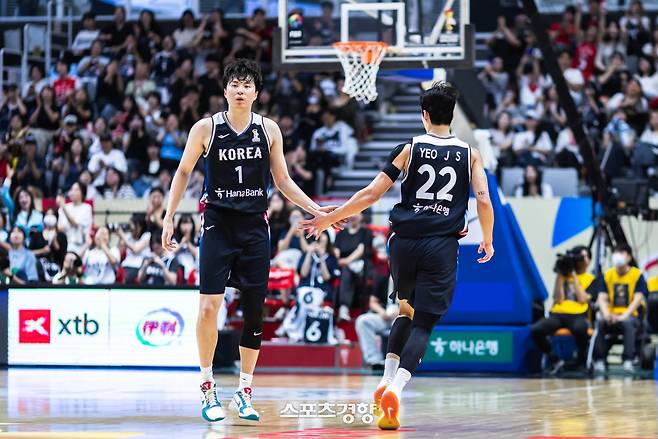 한국 남자 농구대표팀 이현중(왼쪽)과 여준석. 국제농구연맹(FIBA) 제공