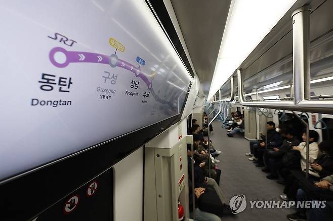 출근길 GTX-A 이용하는 시민들 (성남=연합뉴스) 박동주 기자 = 수도권 광역급행철도(GTX)-A 수서∼동탄 구간 개통 후 첫 평일인 1일 오전 서울 수도권 광역급행철도(GTX)-A 성남역에서 승객들이 수서행 열차에 탑승해 있다. 2024.4.1 pdj6635@yna.co.kr