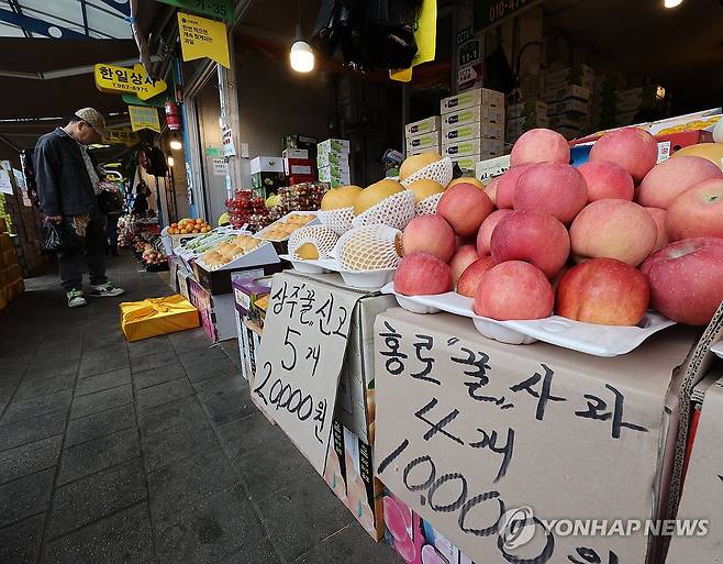 2025년 추석 연휴 일주일 앞두고 경동시장에 사과·배 등이 진열된 모습 [연합뉴스 자료사진]