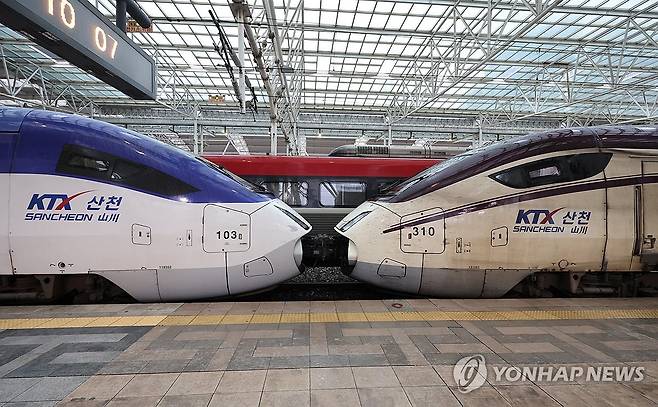 KTX·SRT 통합 운행 시작 (서울=연합뉴스) 서명곤 기자 = 한국철도공사(코레일)와 에스알(SR)의 기관통합을 완료하고  KTX·SRT 통합 운행을 시작한 1일 서울역 플랫폼에 중련열차가 정차해 있다. 2026.9.1 seephoto@yna.co.kr