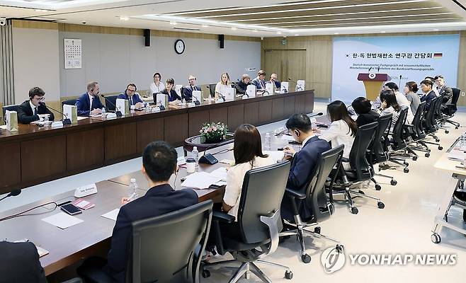 한-독 헌법재판소 연구관 간담회 (서울=연합뉴스) 1일 서울 종로구 헌법재판소에서 열린 '한-독 헌법재판소 연구관 간담회'에서 독일 헌법연구관들이 '재판소원'과 관련한 우리나라 헌법연구관의 질문에 답하고 있다. 2026.9.1 [헌법재판소 제공. 재판매 및 DB 금지] photo@yna.co.kr