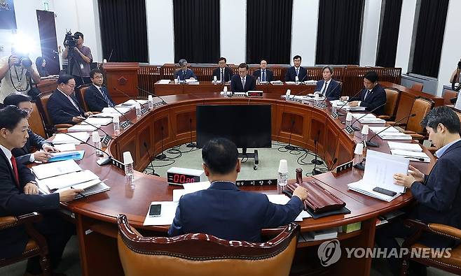 의사봉 두드리는 이양수 정보위원장 (서울=연합뉴스) 이양수 국회 정보위원회 위원장이 1일 서울 여의도 국회에서 열린 정보위원회 전체회의에서 의사봉을 두드리고 있다. 2026.9.1 [국회사진기자단] photo@yna.co.kr