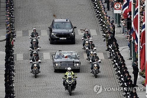 헌법 서약을 위해 오슬로 의회로 이동하는 노르웨이 새 국왕 호콘 8세 [Cornelius Poppe/NTB Scanpix via AP 연합뉴스. 재판매 및 DB 금지]
