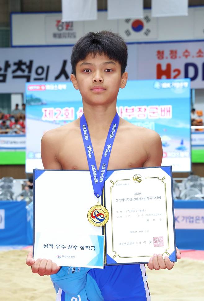 2일 강원도 삼척시 삼척체육관에서 열린 제2회 삼척이사부장군배 전국장사씨름대회 초등부 청장급(50㎏급)에서 우승을 차지한 최요한(인천 송도초)이 기념촬영을 하고 있다. <대한씨름협회 제공>