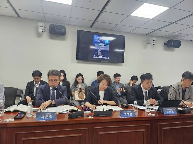 통신3사 정책담당자들이 2일 여의도 국회에서 열린 AI시대 네트워크 고도화 방안 세미나에서 발표하고 있다. 심화영기자