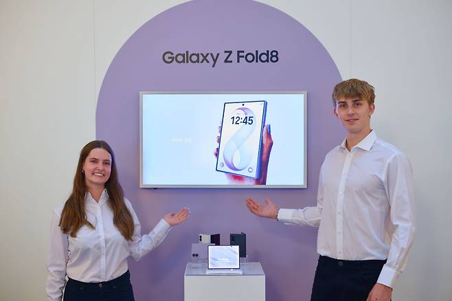 삼성전자 모델이 독일 베를린에서 열리는 유럽 최대 가전 전시회 IFA 2026 개막에 앞서 2일부터 6일까지 훔볼트 카레(Humboldt Carré)에 위치한 삼성전자 전시관에서 갤럭시 Z 폴드8을 소개하고 있다.(사진=삼성전자)