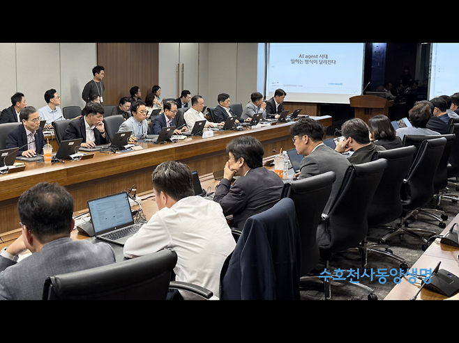 ▲동양·ABL생명 경영진들이 AI 에이전트 생성 등 실습을 진행하고 있다.