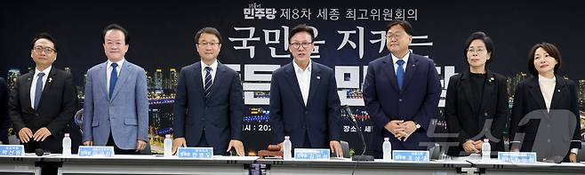 김민석 더불어민주당 대표 및 한병도 원내대표, 최고위원들이 2일 세종시 보람동 세종시청에서 열린 최고위원회의에 앞서 인사하고 있다. 2026.9.2 ⓒ 뉴스1 김기남 기자