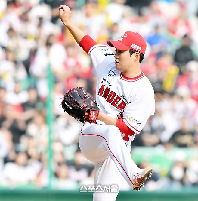 SSG 최민준이  1일 인천SSG랜더스필드에서 열린 2023 KBO리그 KIA전 6회초 김광현에 이어 등판하고 있다. 사진 | 스포츠서울DB