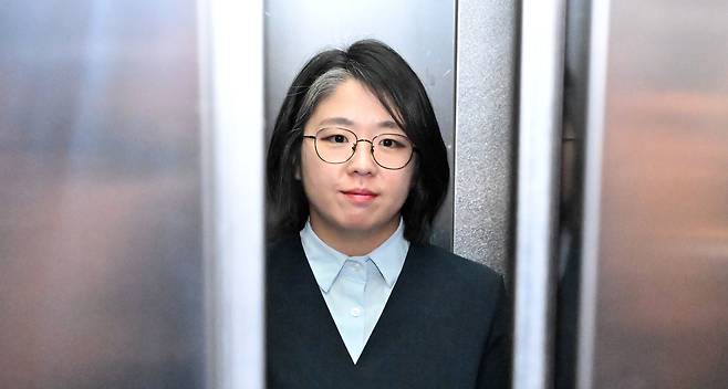 용혜인 성평등가족부 장관 후보자가 2일 오전 서울 서대문구 한국청소년활동진흥원에 마련된 인사청문회 준비사무실로 첫 출근하고 있다./뉴스1