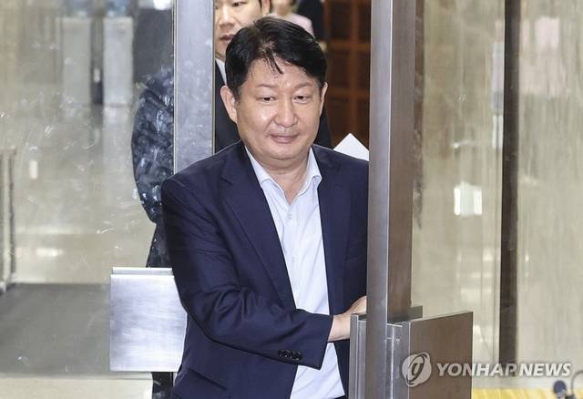 국민의힘 권영진 의원이 지난 6월 29일 국회에서 열린 의총을 마친 뒤 이동하고 있다. 연합뉴스