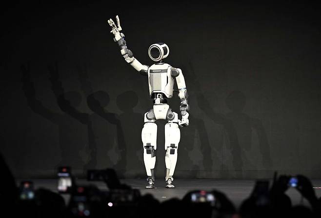 세계 최대 가전·정보기술(IT) 전시회 'CES 2026'이 열린 미국 네바다주 라스베이거스 만달레이베이에서 열린 현대차그룹 프레스 컨퍼런스에서 차세대 전동식 아틀라스 시제품이 손인사하고 있다. 뉴스1 제공