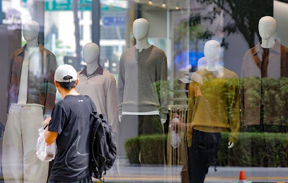 서울 명동 거리의 한 옷가게에 가을 옷이 진열되어 있다. [사진=연합뉴스]