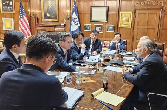 지난해 10월 김용범 대통령실 정책실장과 김정관 산업통상자원부 장관이 미국 워싱턴 D.C. 상무부 회의실에서 하워드 러트닉 미 상무부 장관과 면담을 갖고 한·미 관세협상 현안을 논의하고 있다. [사진 산업통상자원부]