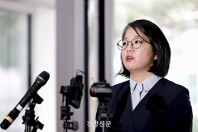 성평등가족부 장관 내정자로 지명된 용혜인 기본소득당 의원이 2일 서울 서대문구 인사청문회준비 사무실로 출근하며 취재진 질문에 답하고 있다. 문재원 기자