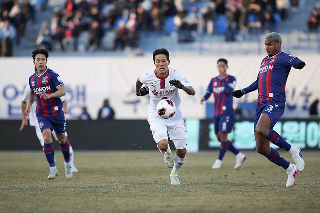 용인 석현준과 수원FC 델란이 지난 3월7일 ‘하나은행 K리그2 2026 2라운드’ 수원 홈 경기에서 맞붙었다. 한국프로축구연맹 제공