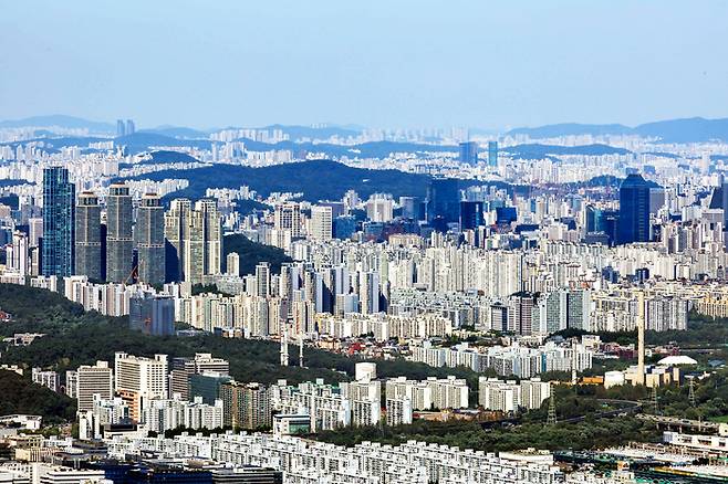 서울 아파트 시장에서 ‘국민평형’으로 불리는 전용면적이 중대형보다 비싸게 팔리는 가격 역전 사례가 급증하고 있다. [사진=매일경제]