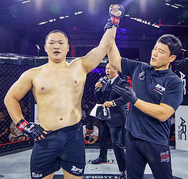 강지원이 2026년 8월 UFC 파이트 패스로 중남미 제외 글로벌 생중계된 Z-Fight Night 오리진 05 코-메인이벤트 승리 선언을 받고 있다. 종합격투기 빅리그 ONE Championship에서 8경기를 뛰었다. 사진=ZFN