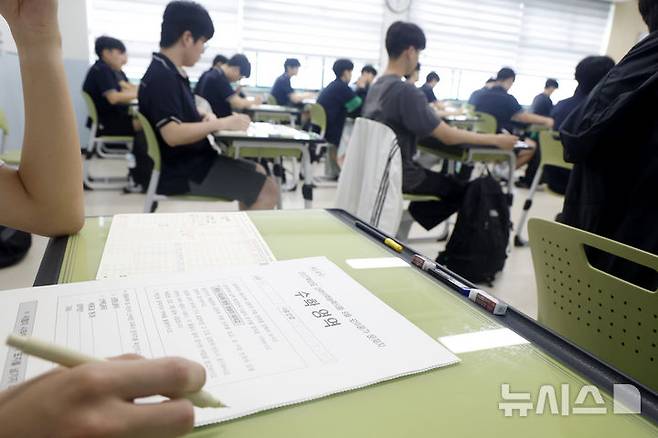 [울산=뉴시스] 배병수 기자 = 2일 오전 울산 중구 울산고등학교 3학년 학생들이 2027학년도 대학수학능력시험 9월 모의평가 2교시 수학영역 시험을 보고 있다. 2026.09.02. bbs@newsis.com.