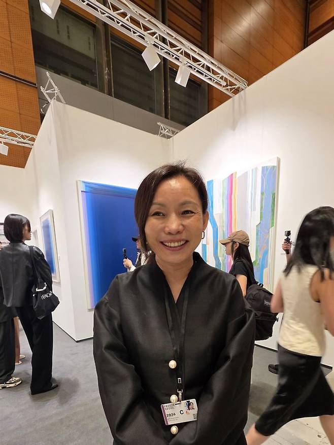 [사진=박현주 미술전문기자] 솔루나 아트 이은주 대표가 프리즈 서울2026에 참여했다.  *재판매 및 DB 금지