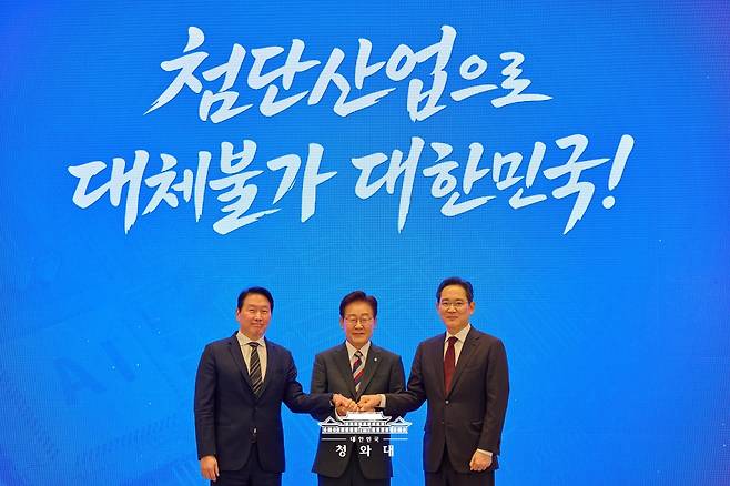 이재명 대통령이 지난 6월 29일 청와대 영빈관에서 개최된 '3대 메가프로젝트 국민보고회'에서 최태원 SK회장(왼쪽), 이재용 삼성전자 회장(오른쪽)과 포즈를 취하고 있다. 출처 : 청와대.