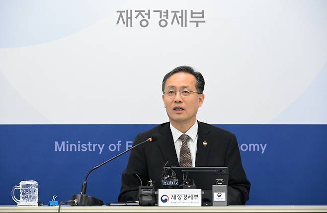 이형일 부총리 겸 재정경제부장관 후보자가 2일 정부세종청사 중앙동 기자실 방문해 기자단과 질의응답을 진행하고 있다. 재정경제부 제공