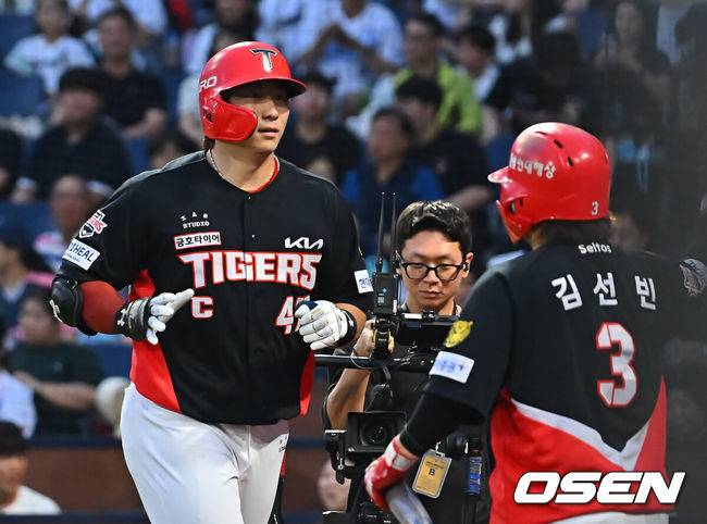 [OSEN=창원, 이석우 기자] 2일 창원NC파크에서 2026 신한 SOL KBO 리그 NC 다이노스와 KIA 타이거즈의 경기가 열렸다. 홈팀 NC는 토다가, 방문팀 KIA는 시라카와가 선발 출전했다. KIA 타이거즈 나성범이 2회초 우월 솔로 홈런을 치고 하이파이브를 하고 있다. 2026.09.02 / foto0307@osen.co.kr