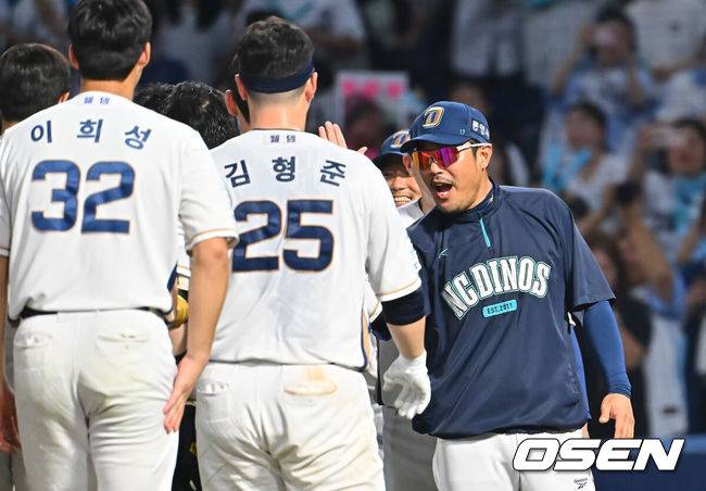 [OSEN=창원, 이석우 기자] 2일 창원NC파크에서 2026 신한 SOL KBO 리그 NC 다이노스와 KIA 타이거즈의 경기가 열렸다. 홈팀 NC는 토다가, 방문팀 KIA는 시라카와가 선발 출전했다. NC 다이노스 이호준 감독이 9회말 2사 만루 끝내기 밀어내기 볼넷을 얻어낸 김형준과 기쁨을 나누고 있다. 2026.09.02 / foto0307@osen.co.kr