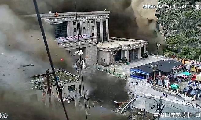 지난 8월 26일(현지시간) 네팔 중북부 트리슐리강에 대규모 홍수가 발생한 가운데, 중국 티베트자치구와 국경을 맞대고 있는 라수와가디 지역에 급류가 들이쳐 건물과 사람들을 덮치는 장면이 중국 측 폐쇄회로(CC)TV 영상에 포착됐다. 로이터연합뉴스