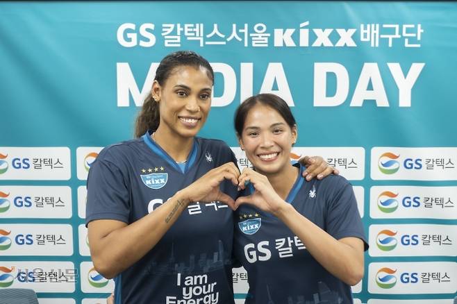 GS칼텍스 외국인 선수 지젤 실바(왼쪽)와 아시아쿼터 선수 타나차 쑥솟이 1일 경기 가평군 GS칼텍스 청평체육관에서 열린 2026~27시즌 미디어데이에서 함께 하트 모양을 만들며 서로에 대한 애정을 과시하고 있다.